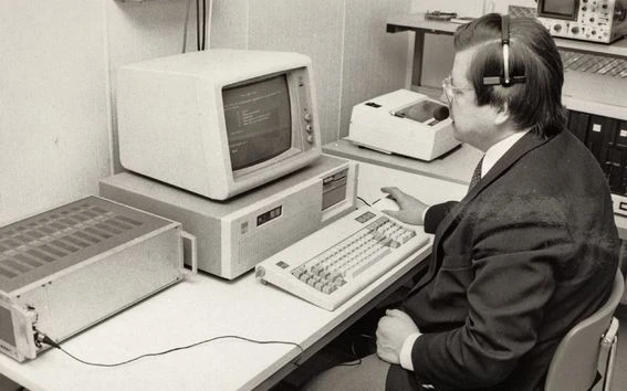 Teuvo Kohonen working at a computer at Helsinki University of Technology